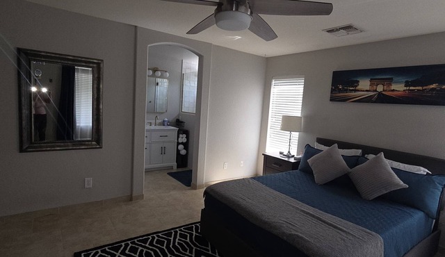 Cozy 3-bedroom house in peaceful Peoria with AC comfort