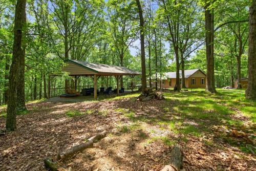 Cozy 3BR chalet w hot tub & BBQ grill