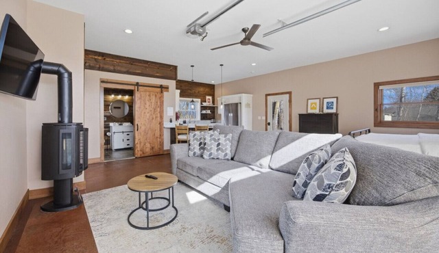 Cozy and Quaint Montana Cottage