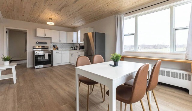 Cozy Bayfield Retreat Pool & Hot Tub 15min to Grand Bend Lake Huron Nearby