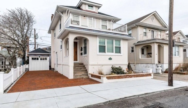 Cozy beach side home, just off the Long Beach Boardwalk.