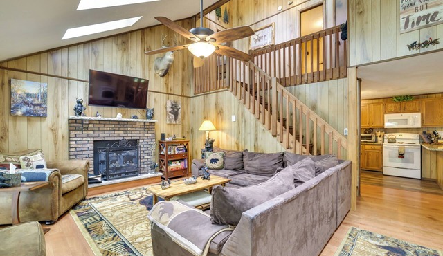 Cozy Bear Den Cabin | Game Room & Golf Cart