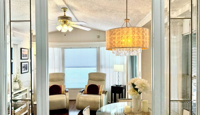 Cozy Bright Park Model, Vibrant 55+ many Amenities