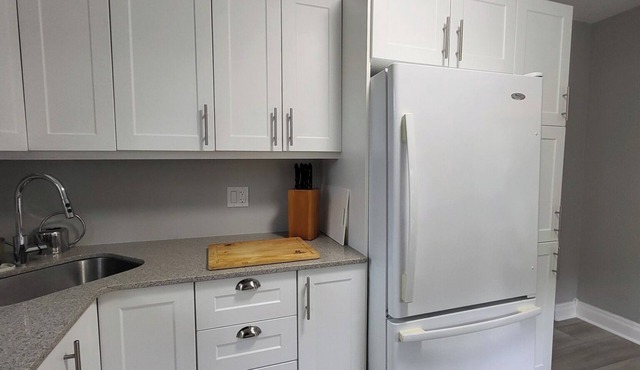 Cozy Bungalow close to fishing, ATV trails, nature and beautiful Crowe Lake.
