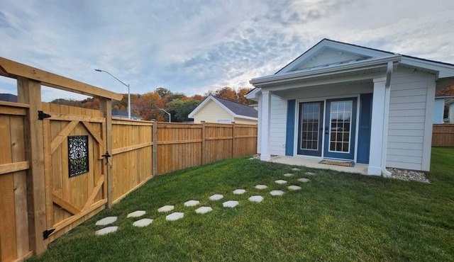 Cozy bungalow minutes from the beach and the beautiful downtown of Port Stanley!