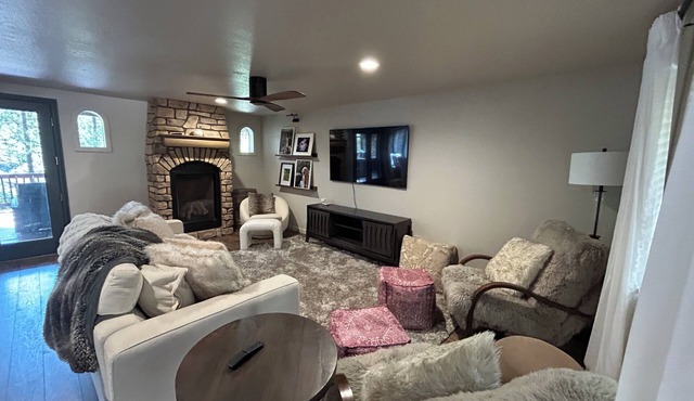 Cozy Cabin Getaway with Full Game Room & Hot Tub! Spectacular Views!