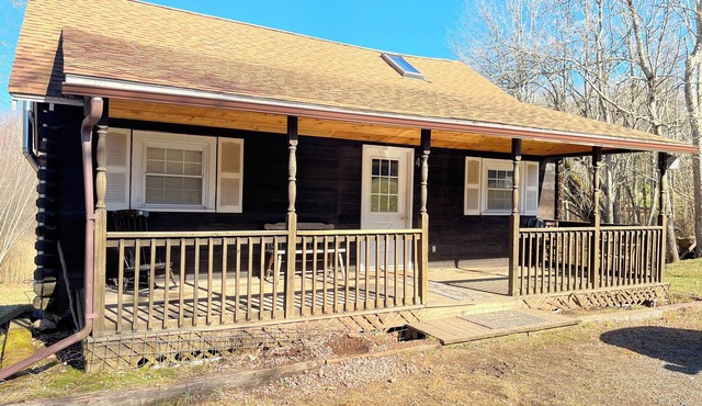 Cozy cabin in charming Kenoza Lake with WiFi, AC, pond,fire pit, lotof amenities