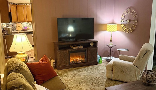 Cozy Cabin in the City All the comforts of home, parking, pets allowed. Sleeps 8
