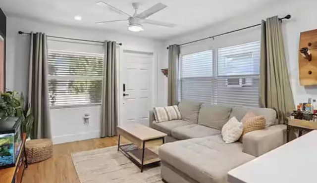 Cozy Cottage - Beach Bliss Meets Downtown Charm!