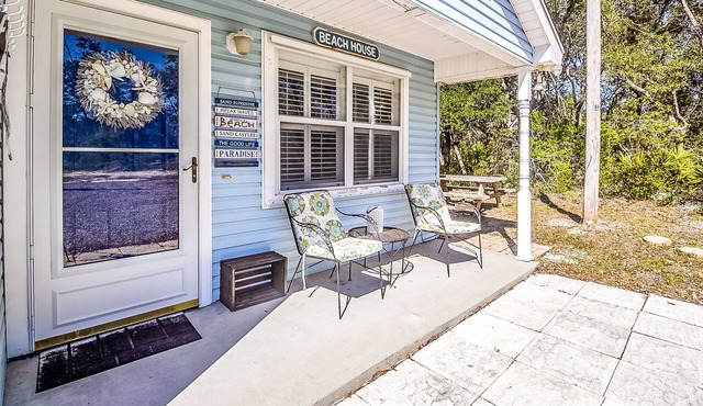 Cozy Cottage - Only 1 mile from the beach!