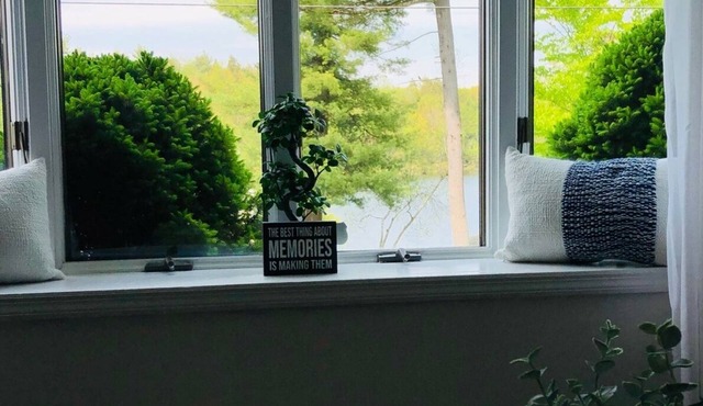 Cozy Cottage with Lake View, Minutes to Bethel Woods, Skiing & Casino