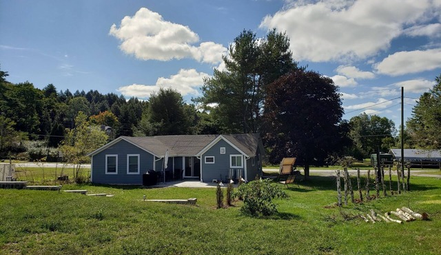 Cozy Country Cottage close to Bethel Woods (with Home Office and Family Games)