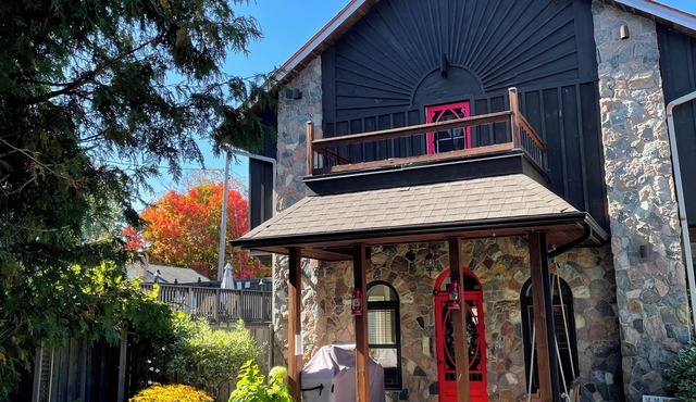 Cozy Country Spring & Summer Getaway | HotTub + Outdoor Pool & Fire Pits