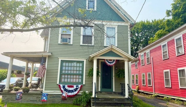 Cozy Downtown Retreat | Sleeps 4 | Walk to Shops