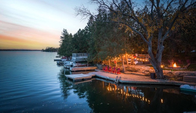 Cozy Four-Season Lakefront Cottage With Hot Tub