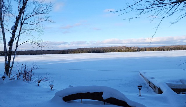Cozy lakefront cottage w/hottub for all your family relax.