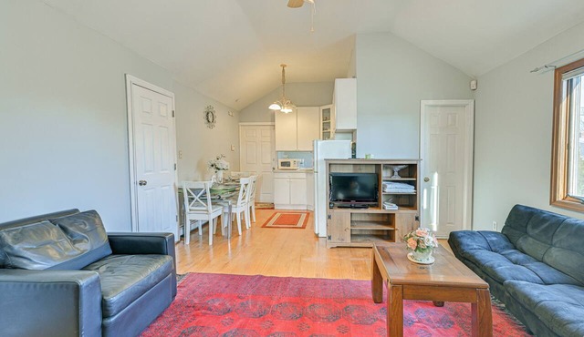 Cozy Levittown Apartment: Full Kitchen + Smart TV!
