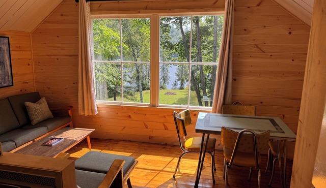 Cozy Log Cabin on Baptiste Lake