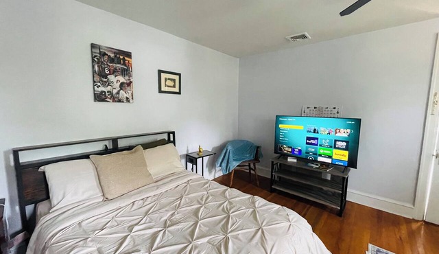 Cozy Montgomery Ave Studio