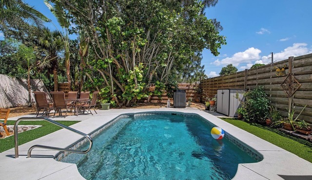 Cozy Pool Home Short Drive to Siesta Key Beaches