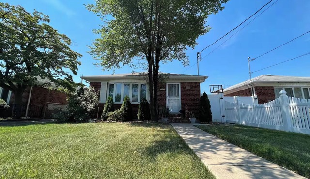 Cozy Queens Retreat w/Family Amenities & Parking