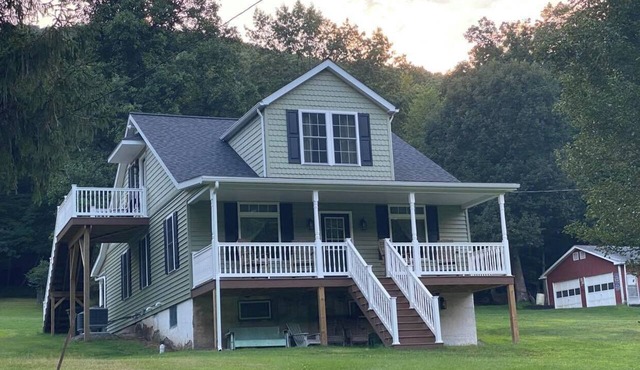 Cozy Retreat, Mountain & River Views, 10 Acres, & Train Service to Jim Thorpe