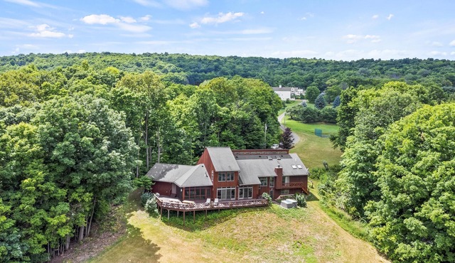 Cozy Retreat overlooking Canadaigua Lake w Hot Tub