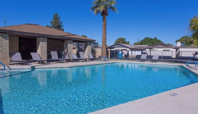 Cozy townhouse with community pool, heart of Tempe near ASU