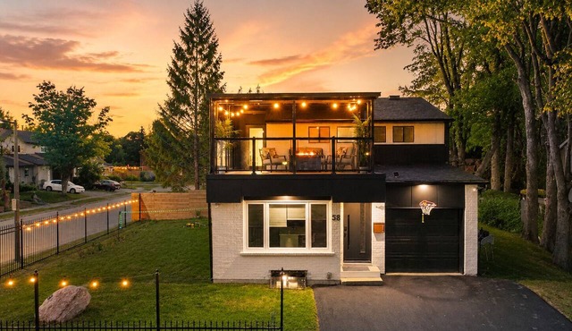Cozy waterfront family villa near Toronto- Private terrace/BBQ/Lakeview/Games