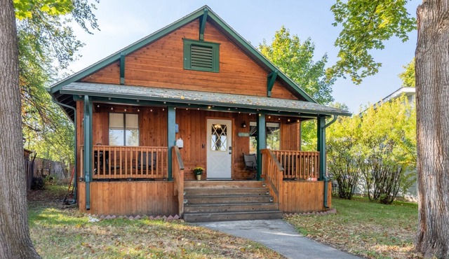Cute 2 bedroom house centrally located in Missoula, easy access to everything.