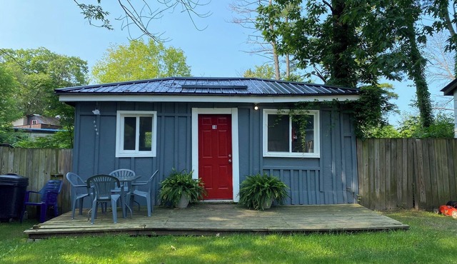 Cute Wasaga Beach Studio, short walk to the world's largest freshwater beach!
