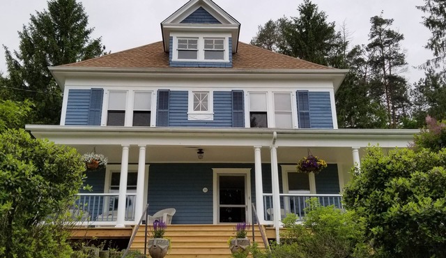 Dancing Doe Estate with Wood Stove, Hot Tub & Firepit