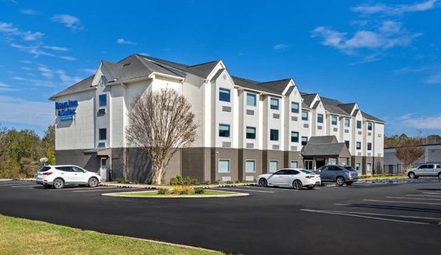 Days Inn & Suites by Wyndham Brandon Amphitheater