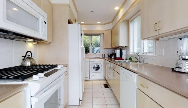 Dean Lake House:"Historic Seneca Lake Home"