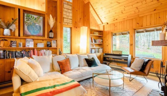 Delhi Modern Cabin with Fast Internet