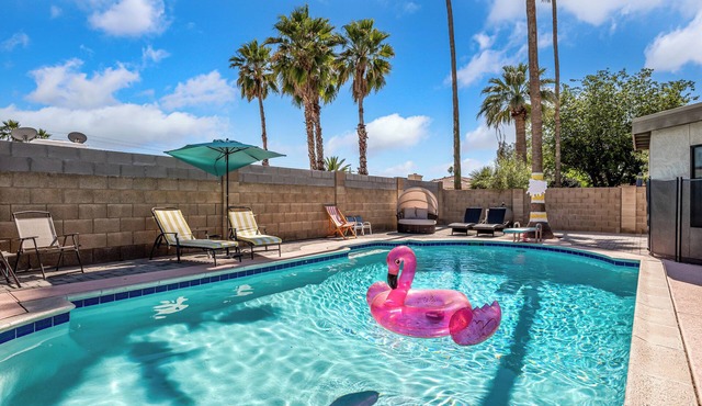 Desert Oasis w/heated pool, themed rooms, family fun, close to golf & shopping!