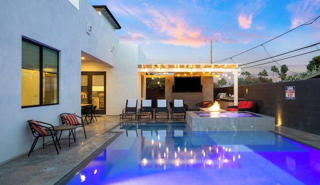 Desert Sky - Luxury pool and Spa - walk to Old Town!