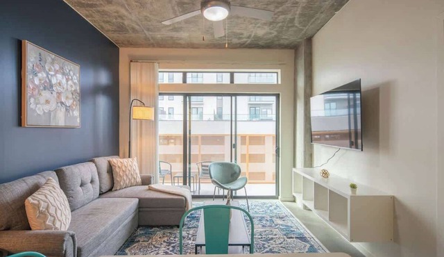 Detailed 2BD Apartment in Central DT with Gym Pool Parking