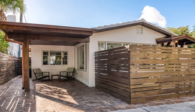 Dog-friendly duplex with shared enclosed yard - central AC & free WiFi