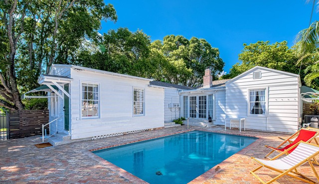 Dog-friendly home with pool, enclosed yard, patio, central AC & washer/dryer