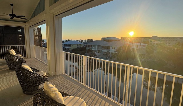 Dolphin House! Spacious 4 bdm, 6 bath just steps away from beach and downtown