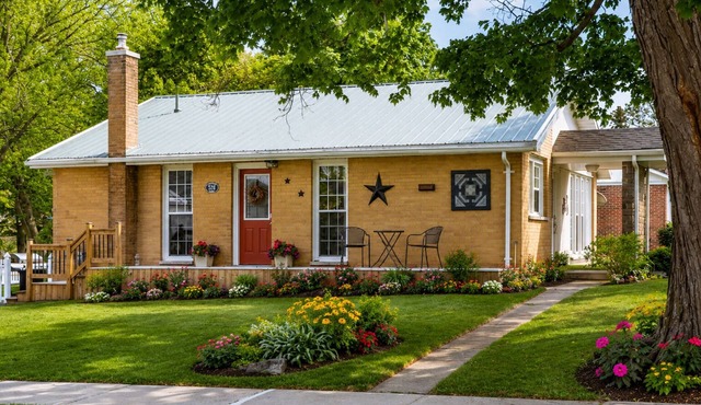 Downtown Picton Retreat |Near Sandbanks & Wineries