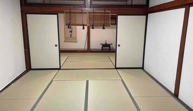 Edo Period retreat, over 150 years old, thatched-roof old minka house limited to one pair per day