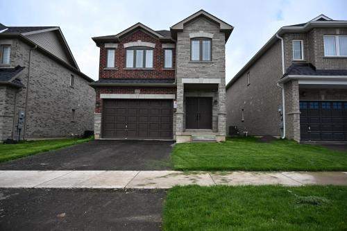 Elegant 2 Bedroom Luxury Retreat with 2 Sofa Beds, Close to Niagara Falls and Niagara On lake