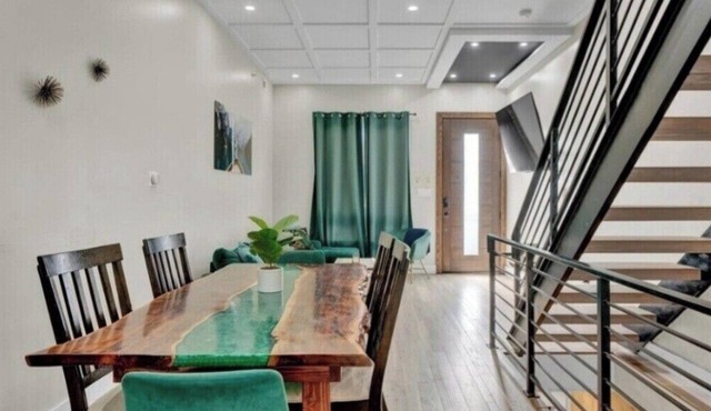 Emerald Luxury Home with Jacuzzi on Private Roof