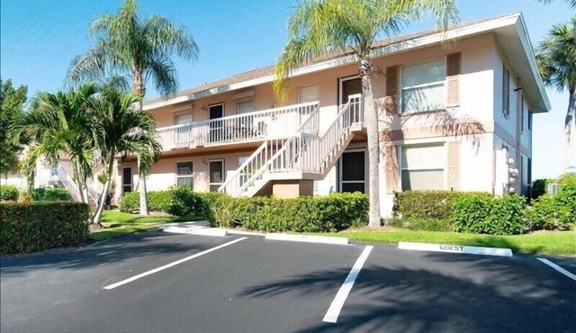 Enjoy your stay at this cozy condo right off Marco Island at Mainsail 1035 in Naples!