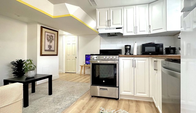 Entire 2BR Parking, laundry, Wifi, Full kitchen, TV, Disney+ streaming services