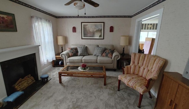 Entire Home - 4 Bedroom - Canandaigua - Steps Off Downtown - Walking distance to Restaurants, Shops, Breweries & Pubs