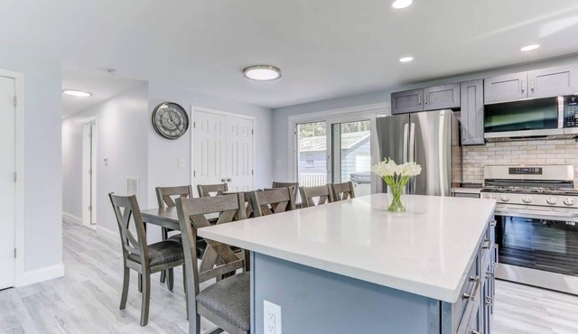 Escape to a new home with hot tub, fire pit, lakes, water park & casino nearby!