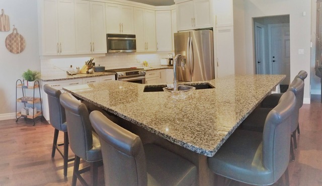 Executive, walkable, 2Bath, near 401 & 8, patio, BBQ, multi monitors, Xbox